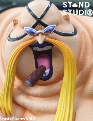 Mô hình Stand Studio - Queen